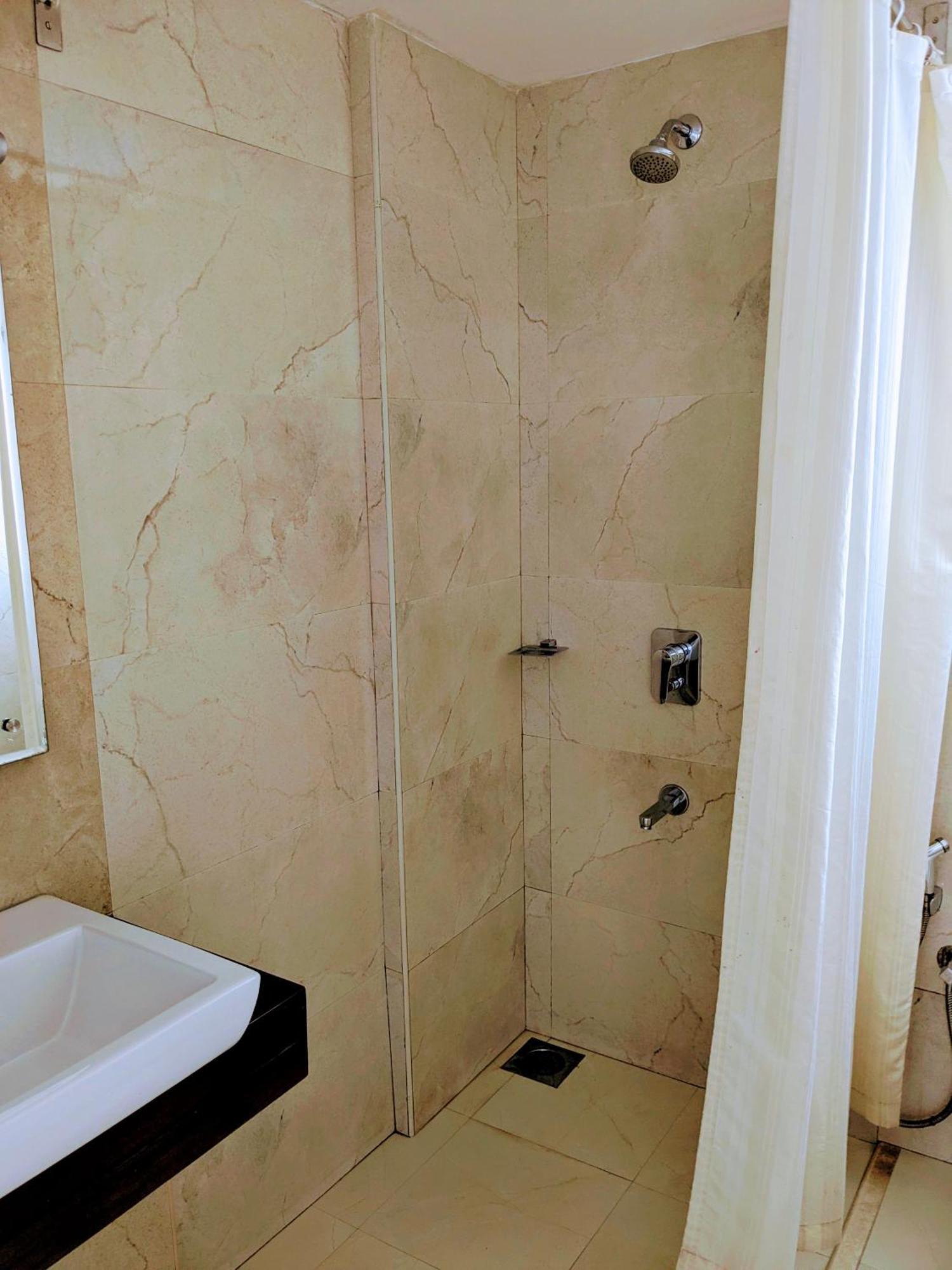 Niko Hotels Kochi Buitenkant foto